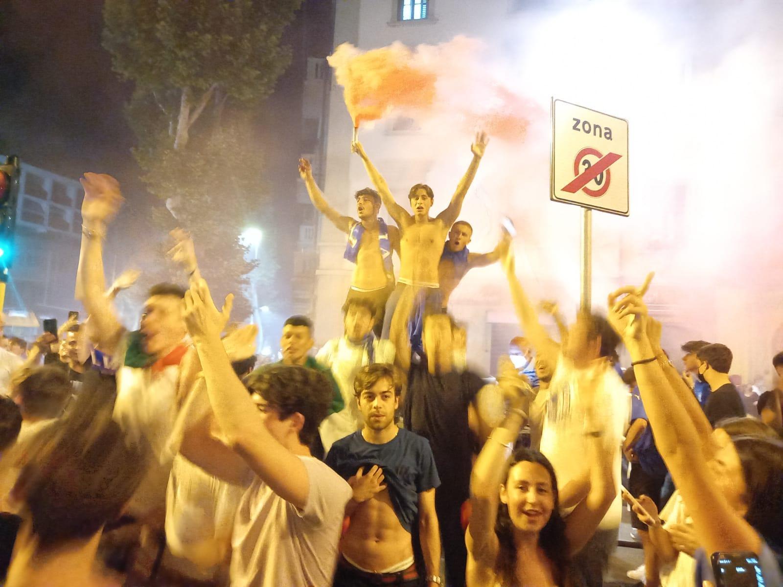 Italia campione, esplode la festa e piazza San Marco diventa una discoteca - Foto - Video