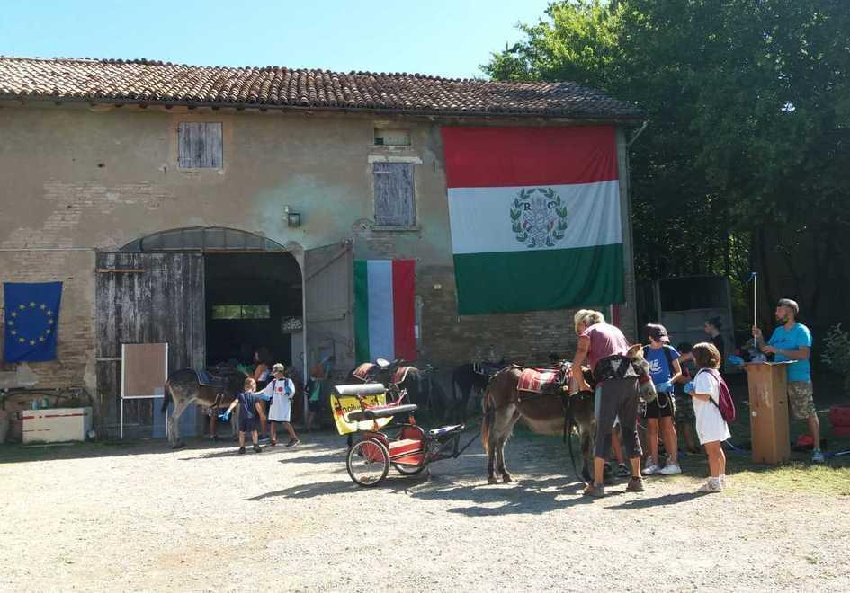 Prima la raccolta dei rifiuti poi la merenda offerta dai negozi di San Maurizio per i bimbi dell’Asineria