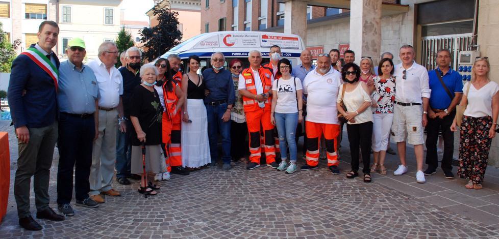 Imprenditori donano un Doblò a chi si occupa di disabili