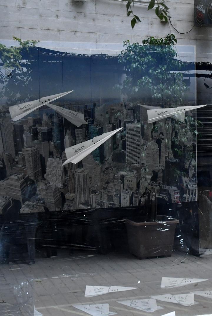 Gli aerei di carta di Somar abbelliscono piazza Manno