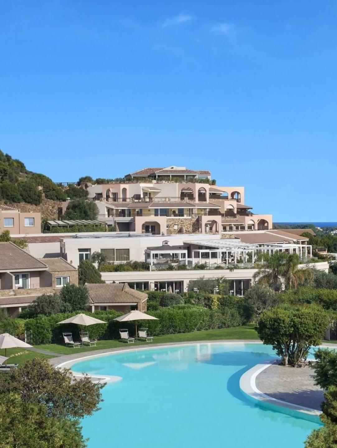 Marmi, ulivi e pietre di pregio: il resort Chia Laguna si rifà il look 