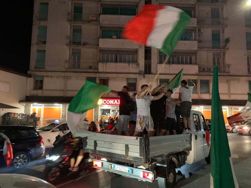 Il corteo di mezzi in via Toti a Montecatini