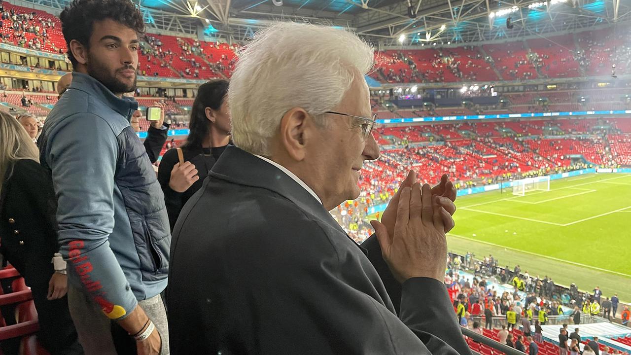Mattarella applaude a fine partita, al suo fianco il tennista Berrettini
