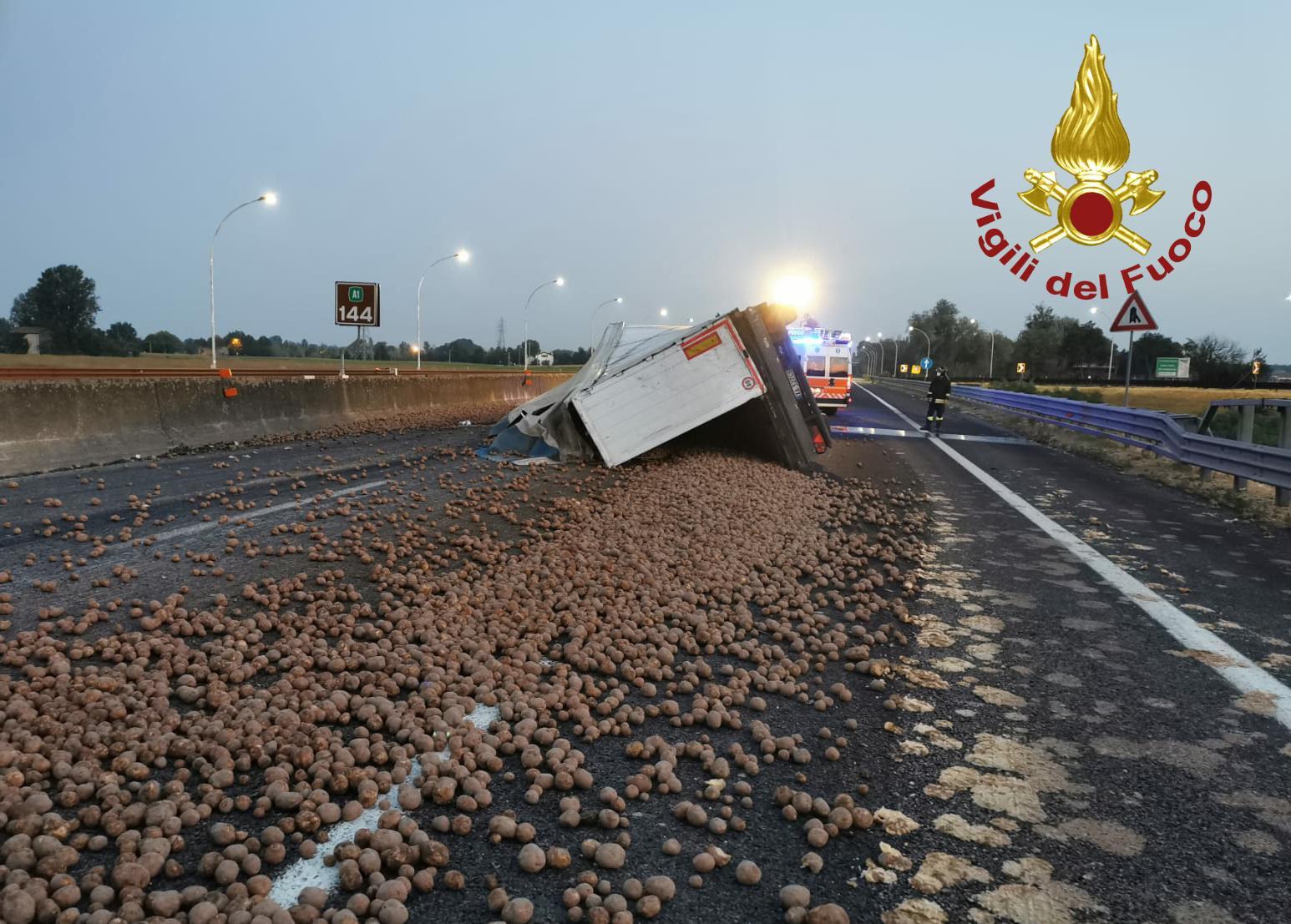 Modena Nord. Incidente per un camion: si rovescia il carico di patate sull'A1. Ferito il conducente 