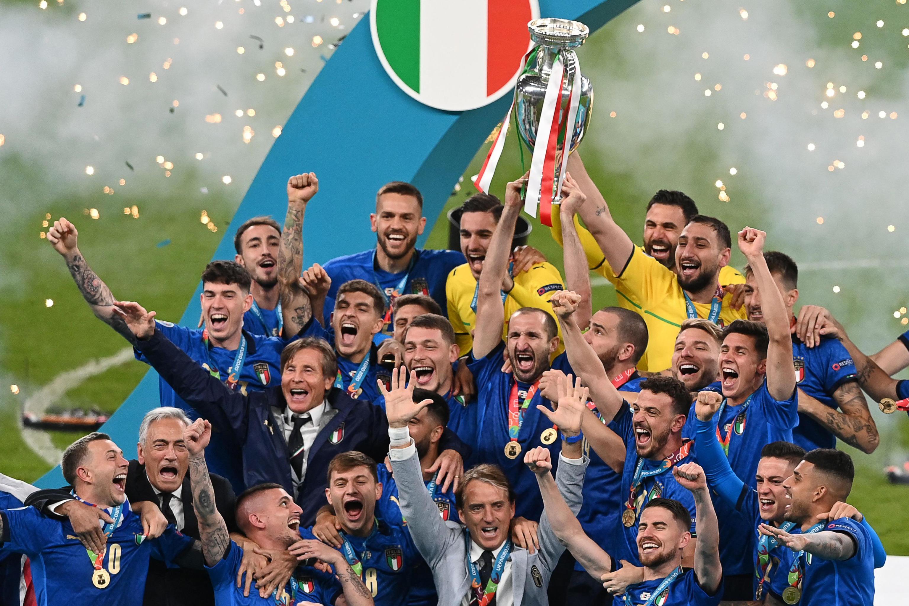 L'Italia campione arriva a Roma: boato alla vista di Mancini e Chiellini sulla scaletta dell'aereo