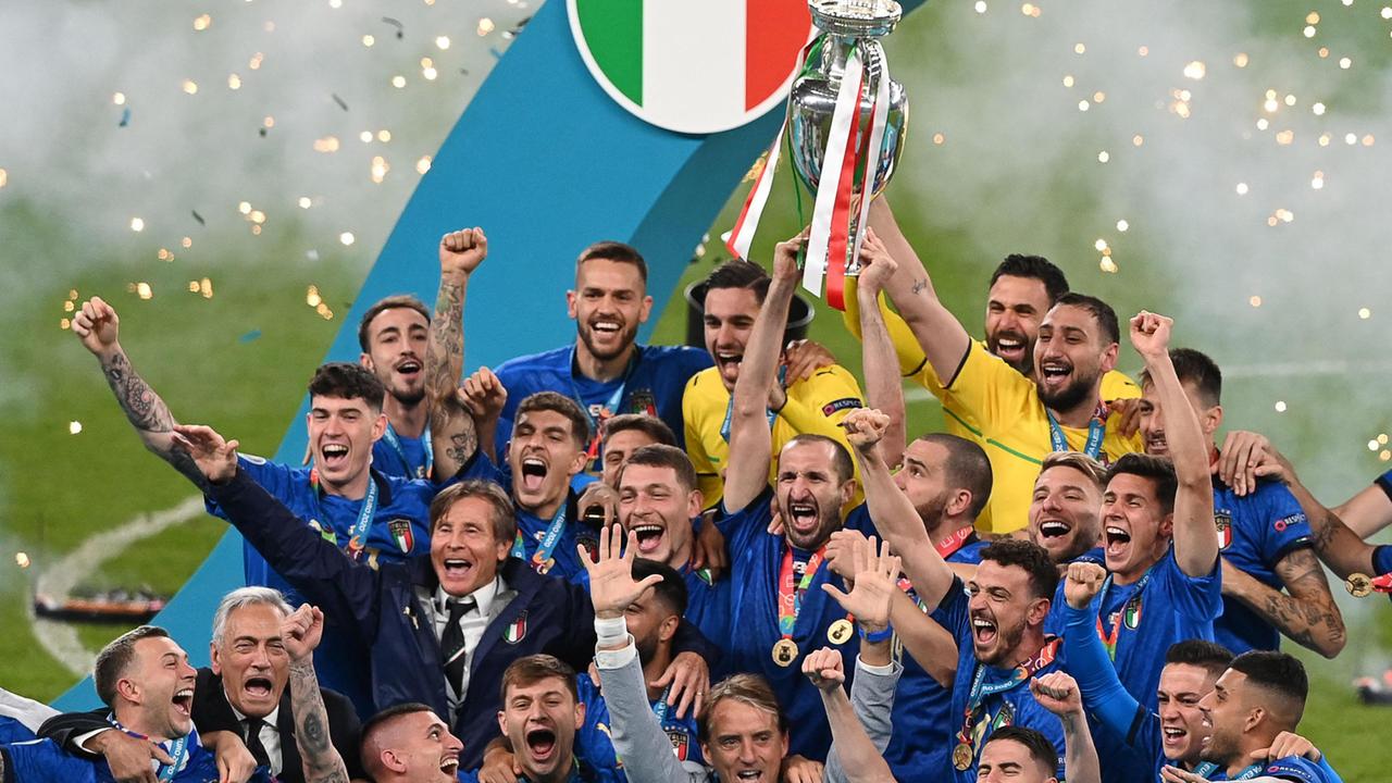 L'Italia campione arriva a Roma: boato alla vista di Mancini e Chiellini sulla scaletta dell'aereo