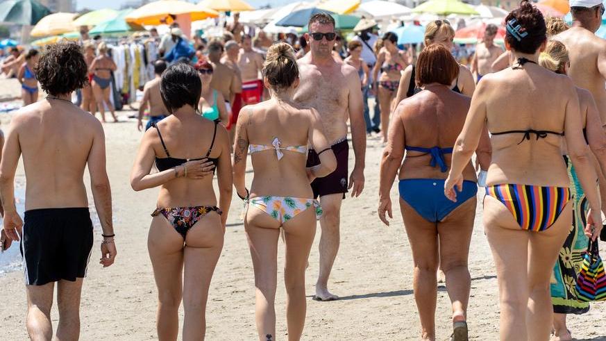 La spiaggia non è per tutti Ma la voglia di mare è tanta