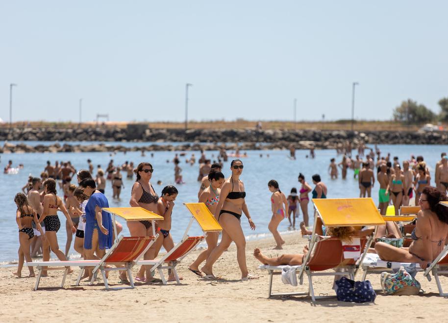 Lidi: la spiaggia non è per tutti, ma la voglia di mare è tanta 