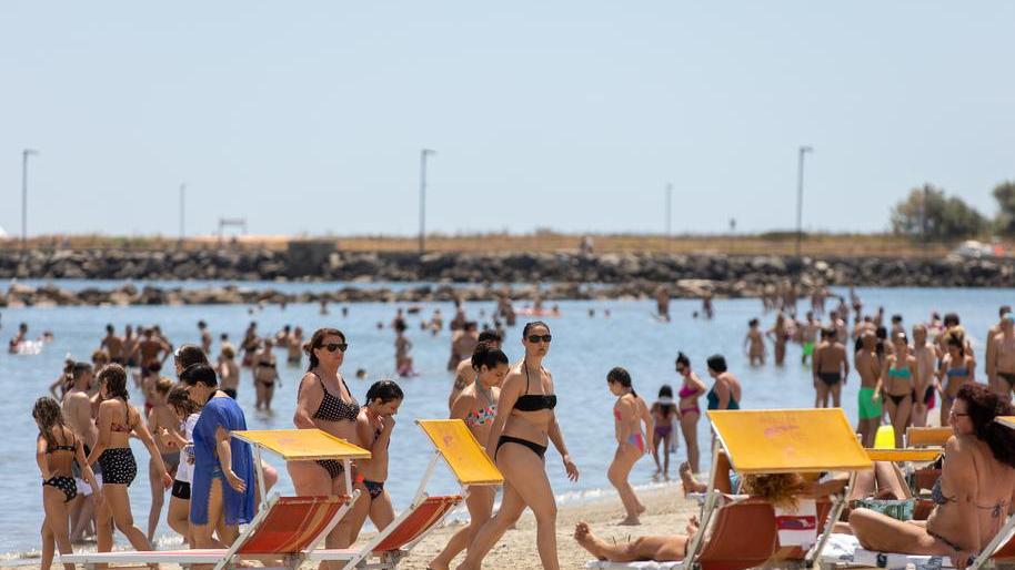 Lidi: la spiaggia non è per tutti, ma la voglia di mare è tanta