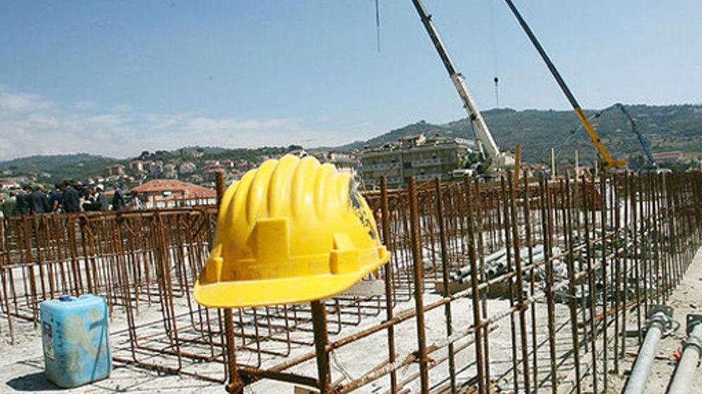 Trave precipita dalla gru e ferisce un operaio edile di 57 anni. Grave al Santa Maria