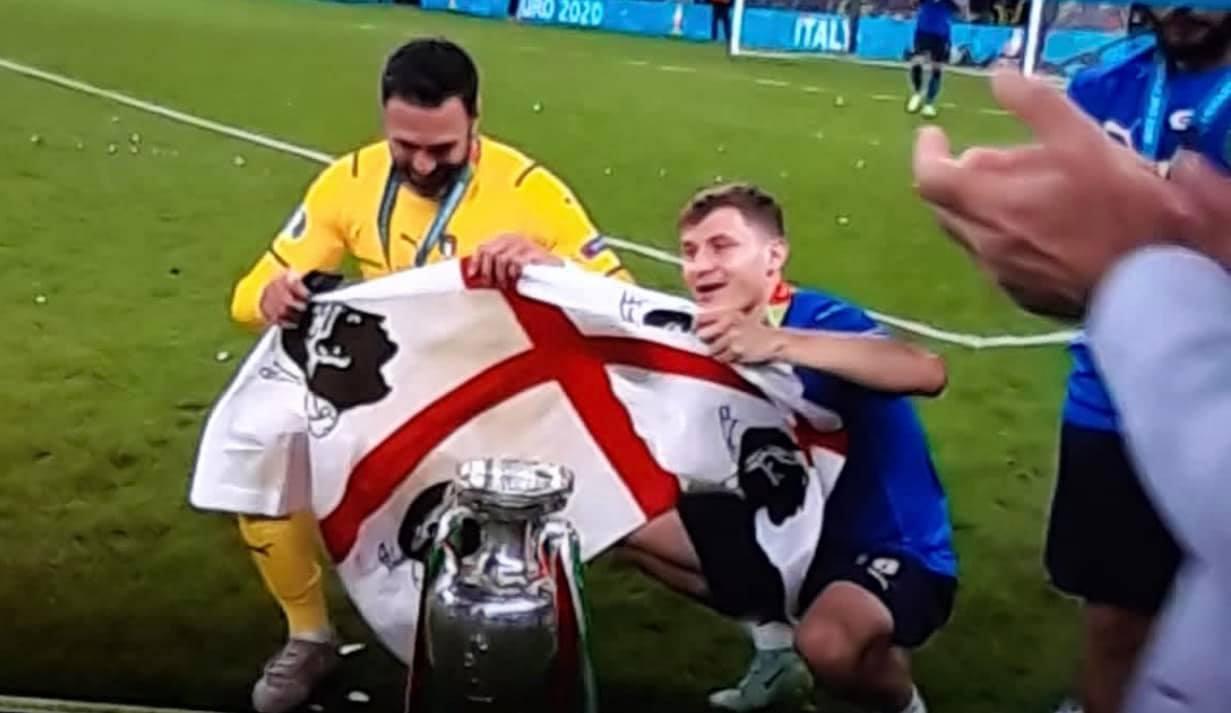 Sirigu e Barella con la Coppa Europa e la bandiera sarda