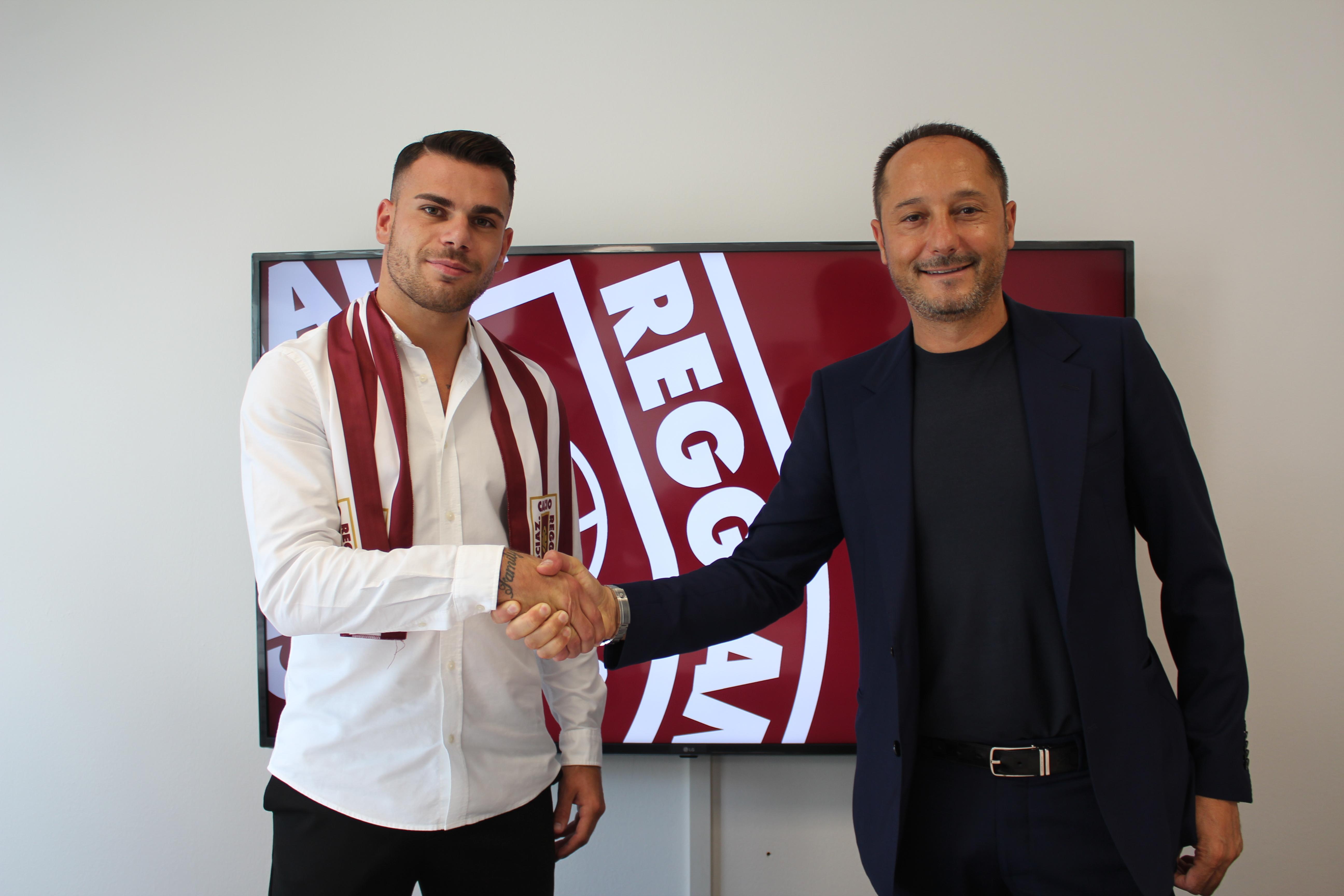 Daniele Sorrentino, nuovo attaccante granata, con il presidente Carmelo Salerno