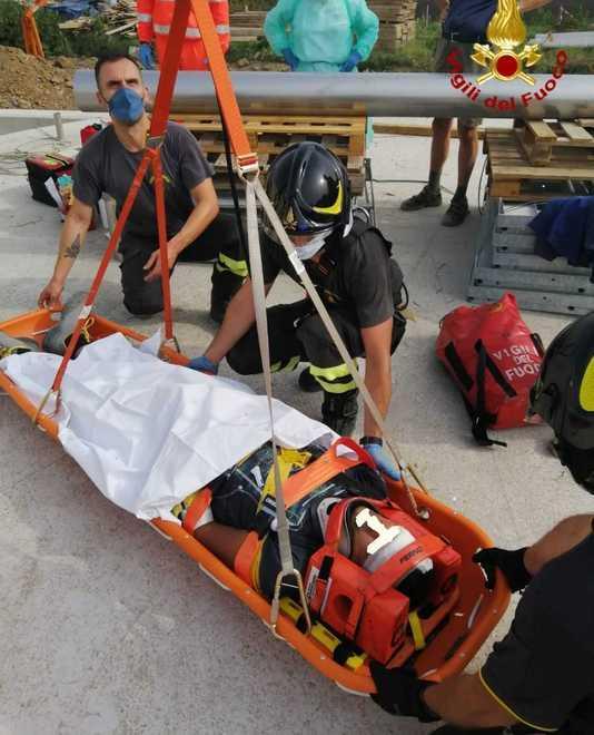 Il recupero da parte dei vigili del fuoco dell'operaio edile ferito