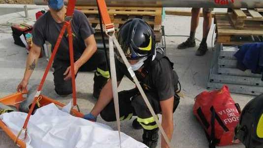 Il recupero da parte dei vigili del fuoco dell'operaio edile ferito