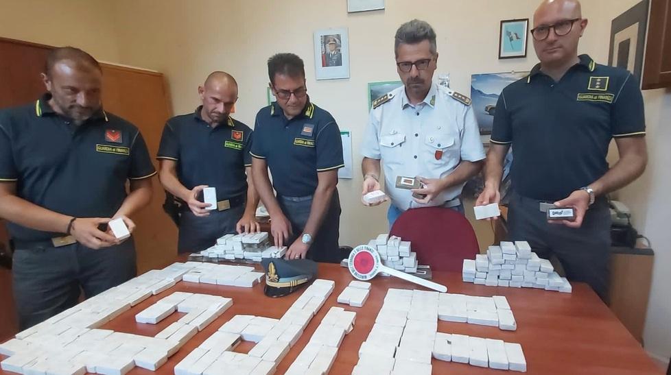 Hashish per 26 chili nel furgone: arrestato 