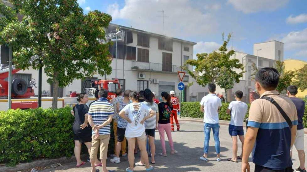 Bruciano quattro appartamenti Palazzina evacuata a Chinatown