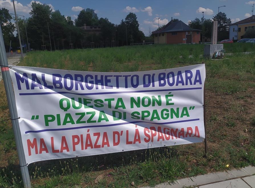 L’ironica polemica per il degrado della piazza