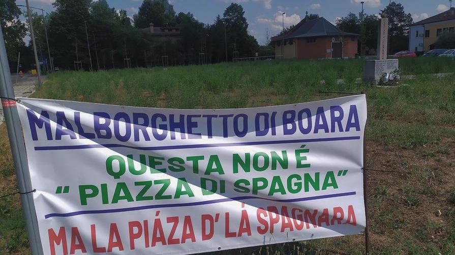 L’ironica polemica per il degrado della piazza