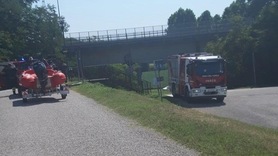 Recuperata una canoa in Po