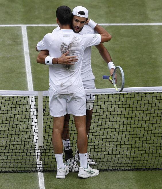 Berrettini spaventa il cannibale Djokovic Nole rimonta, Matteo ha vinto comunque 