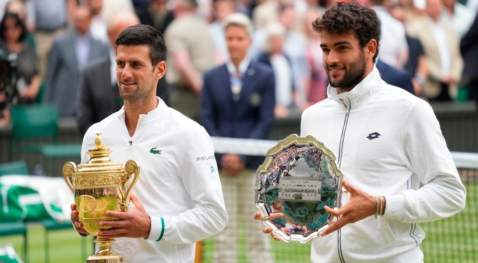 Il serbo raggiunge Federer e Nadal