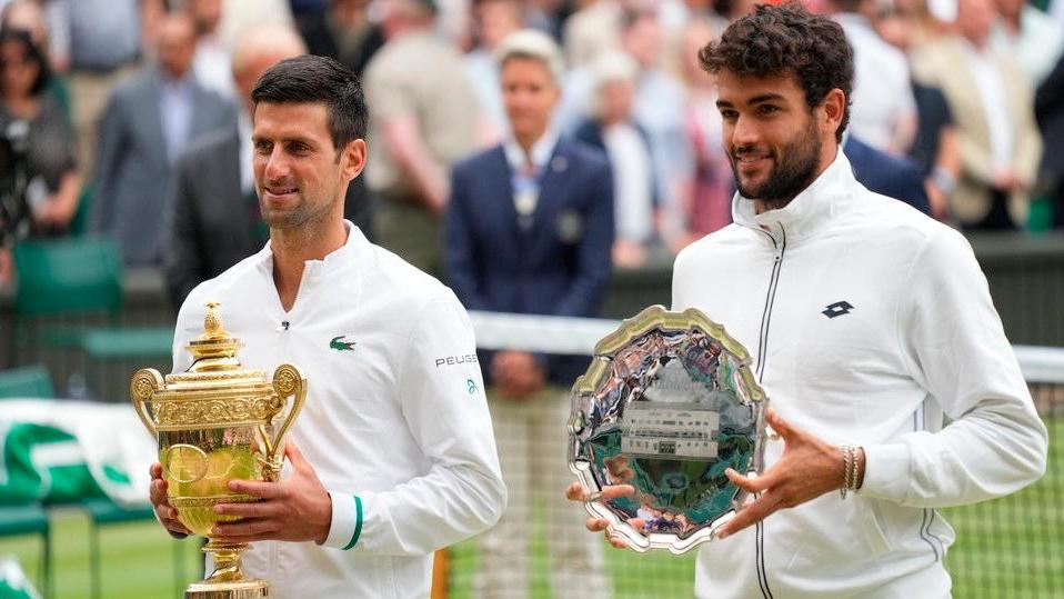 Il serbo raggiunge Federer e Nadal