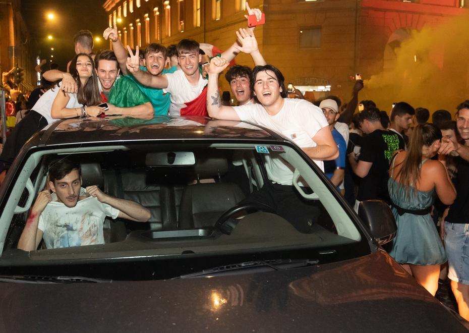 Ferrara, una piazza tricolore: tifosi scatenati in strada 