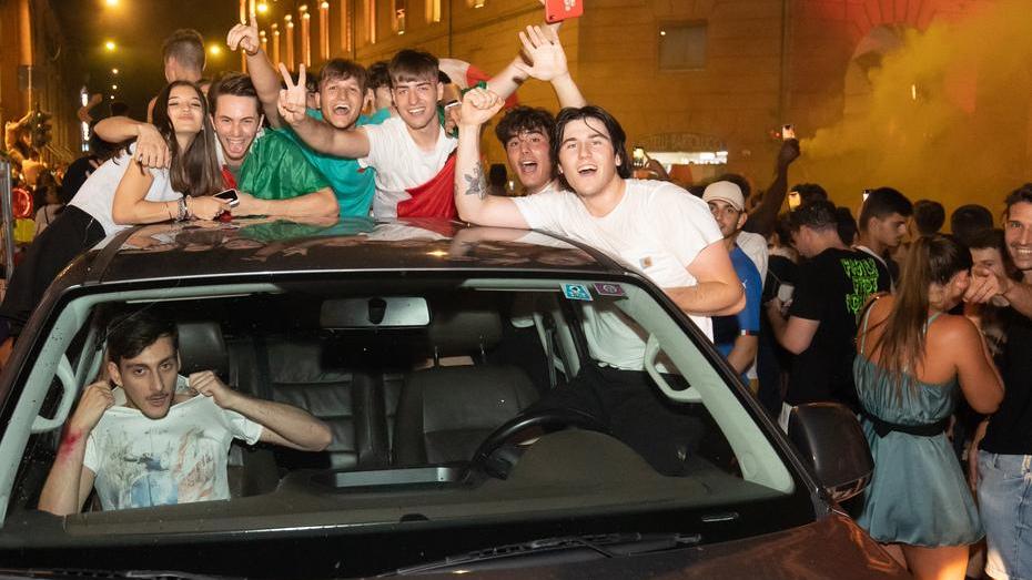 Ferrara, una piazza tricolore: tifosi scatenati in strada