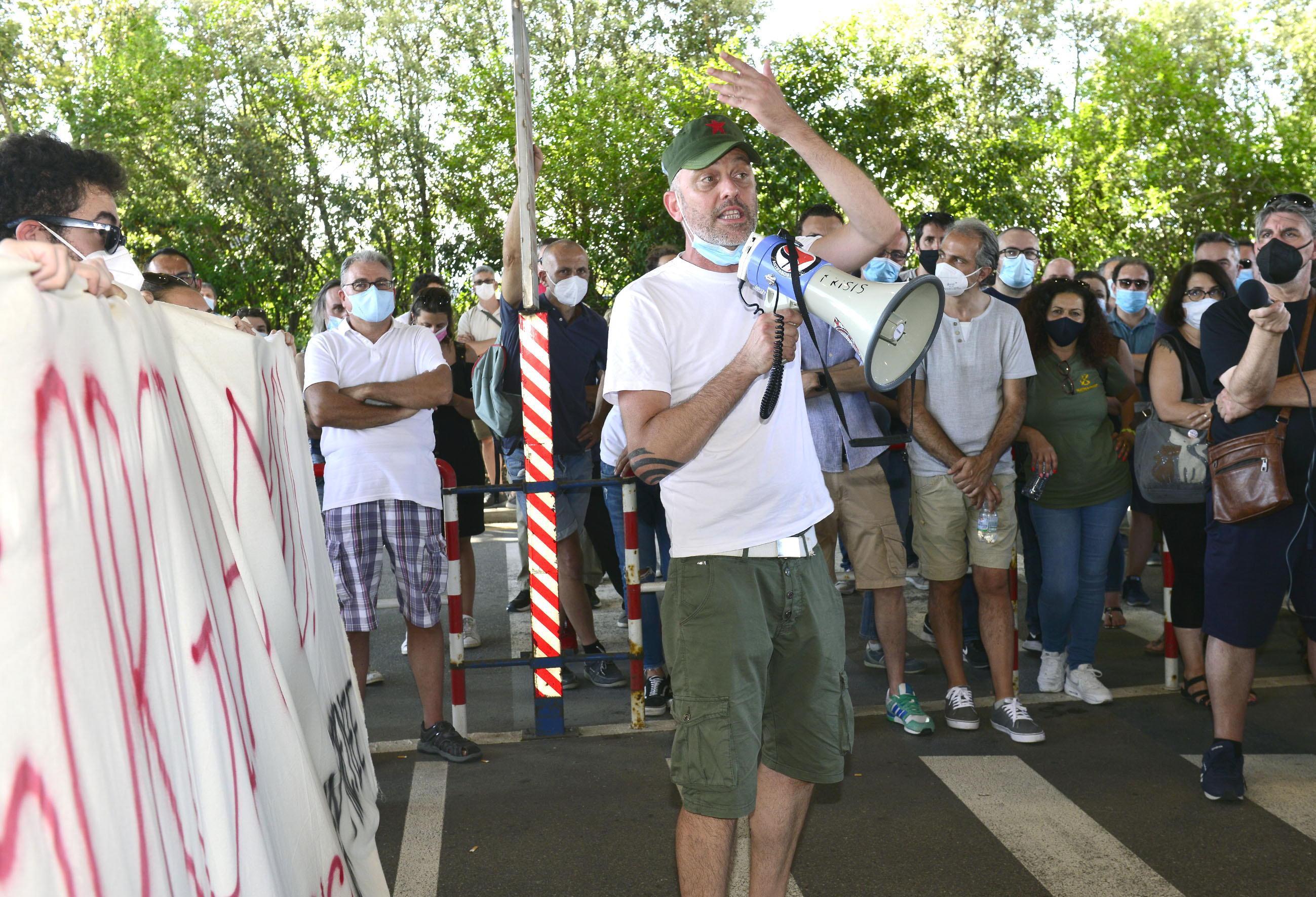 I lavoratori licenziati da Gkn in assemblea allo stabilimento