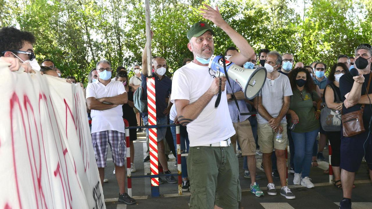 I lavoratori licenziati da Gkn in assemblea allo stabilimento