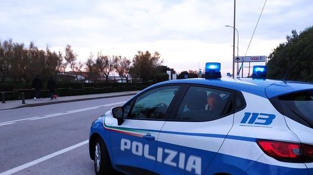 Blocca il ladro all’alba dopo il furto dentro l’auto della mamma