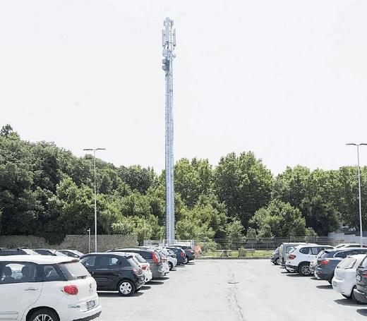 L'antenna posizionata in via Calatafimi (foto Stefanini/Silvi)