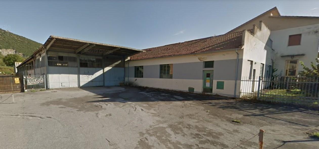Una parte dei capannoni ormai fatiscenti del formificio Betti