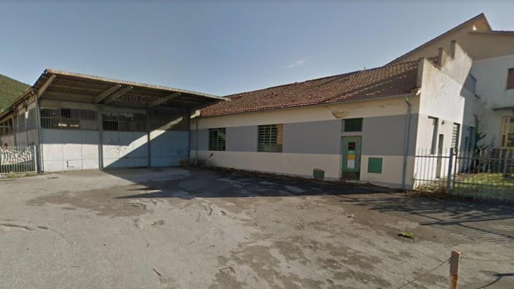Una parte dei capannoni ormai fatiscenti del formificio Betti