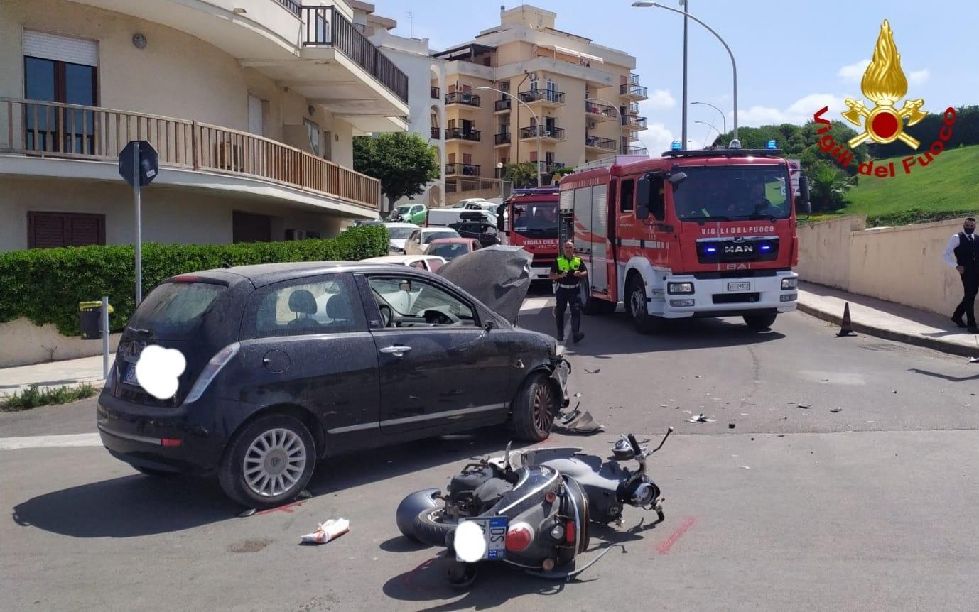 Alghero, scontro fra un'auto e una moto in via Einaudi