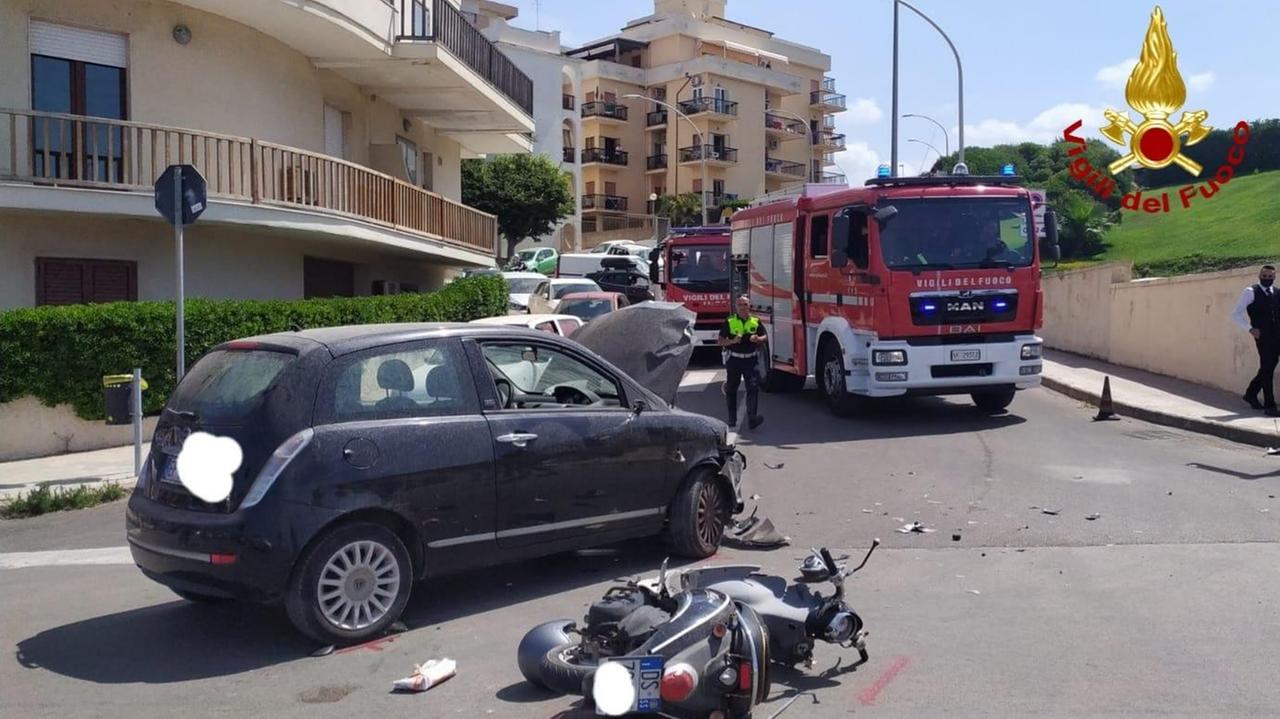 Alghero, scontro fra un'auto e una moto in via Einaudi