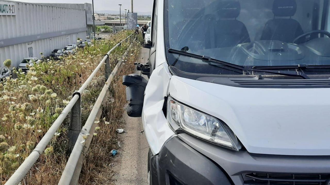Sassari, scaraventato da un furgone oltre il guard rail a Predda Niedda: pedone 38enne in fin di vita