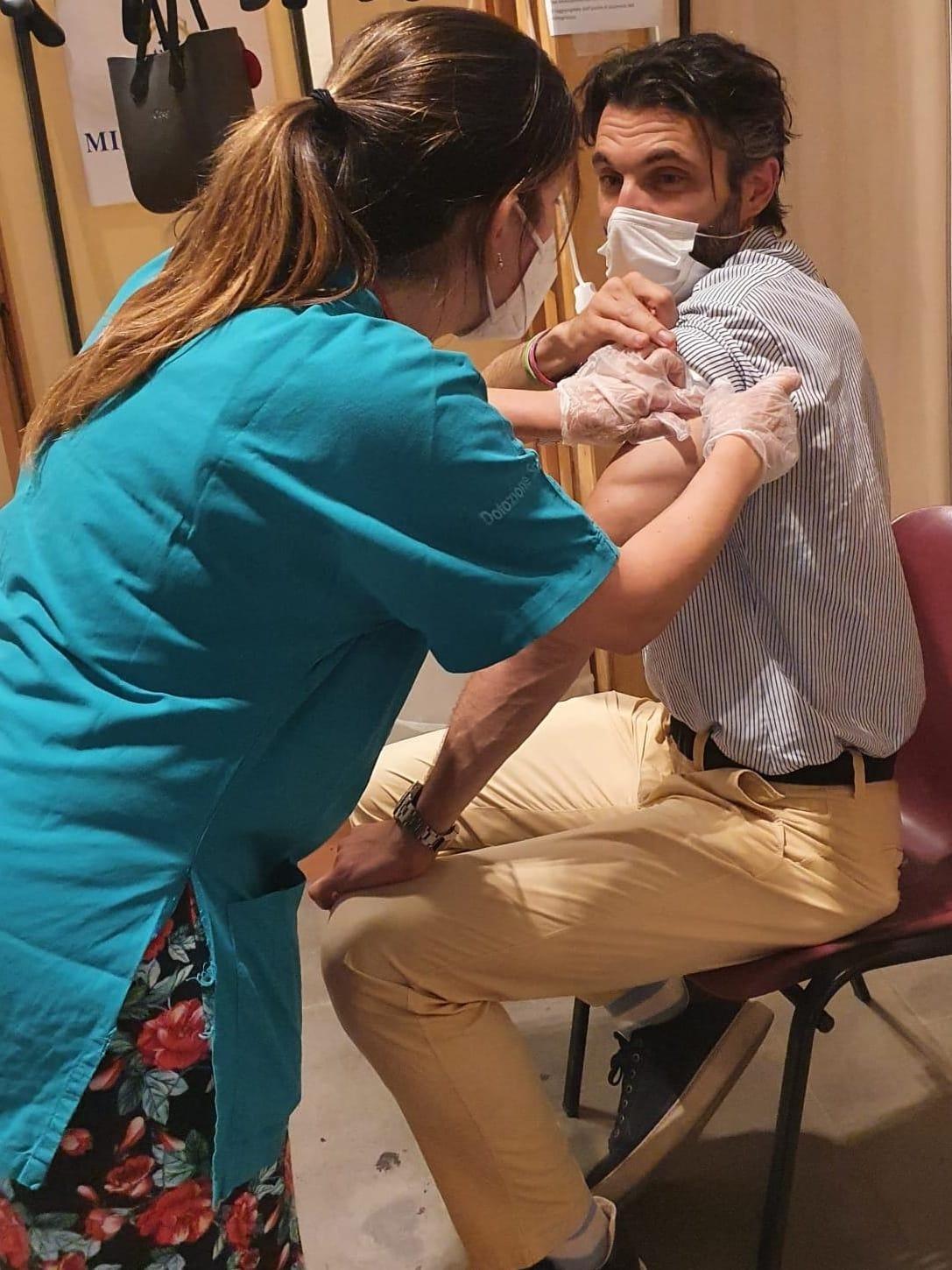 La vaccinazione del sindaco Matteo Biffoni