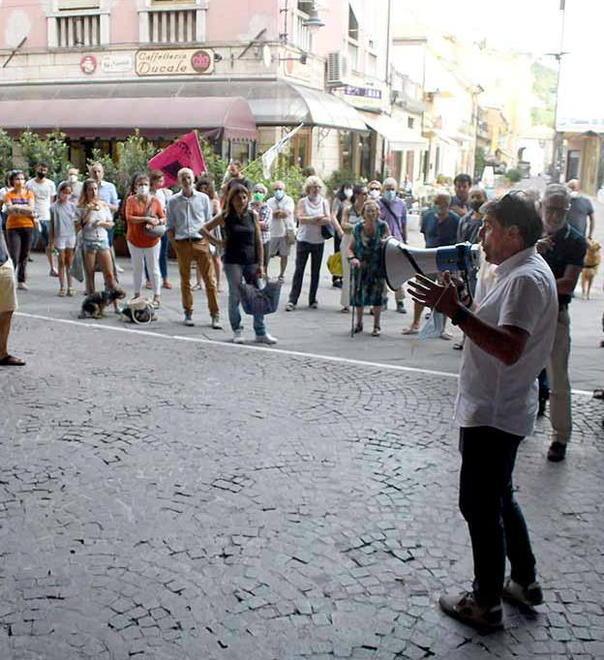 Opposizioni compatte: «Riuniamoci in presenza»