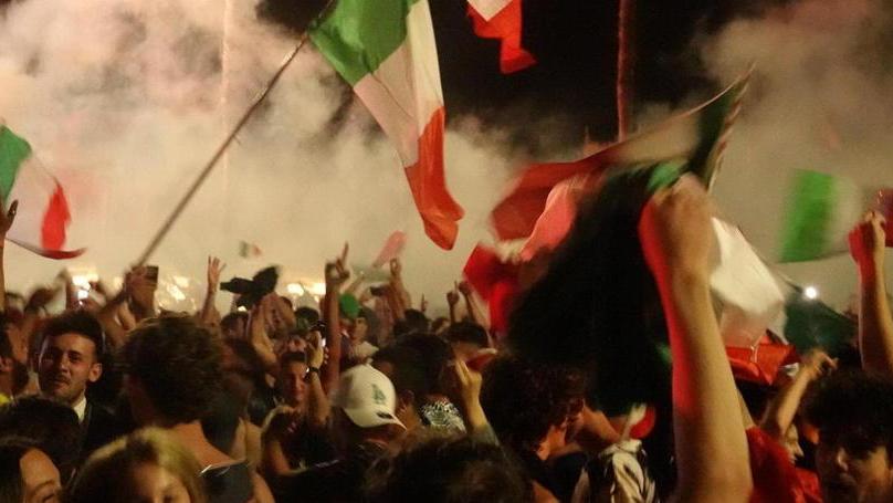 L’Inno di Mameli cantato con “Delafia” La notte più azzurra è tutta un Carnevale