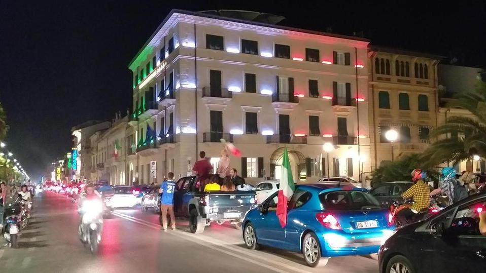 Luci tricolori per l’hotel Plaza