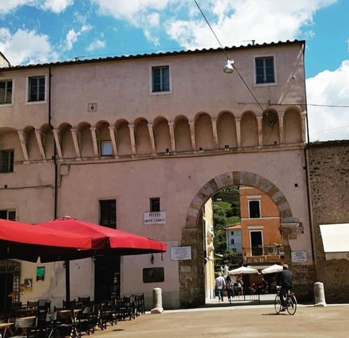 Caos viabilità in piazza Carducci «Non passano le ambulanze»