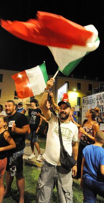 La notte azzurra dei piombinesi tra bandiere, cori e fumogeni 
