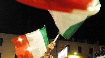 La notte azzurra dei piombinesi tra bandiere, cori e fumogeni