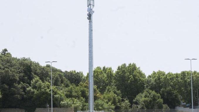 Maxi antenna in via Calatafimi trattativa in salita per spostarla