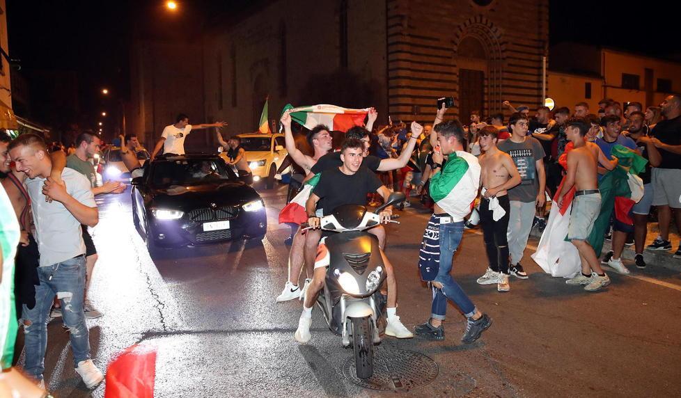 In piazza San Francesco la festa tricolore tra fumogeni, petardi e fuochi d’artificio 