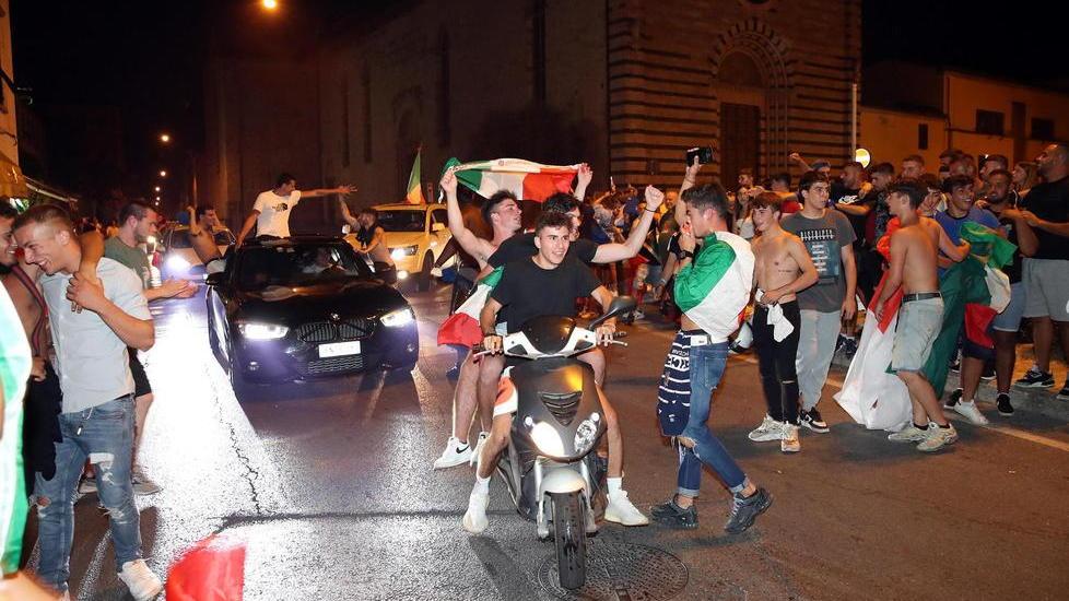 In piazza San Francesco la festa tricolore tra fumogeni, petardi e fuochi d’artificio