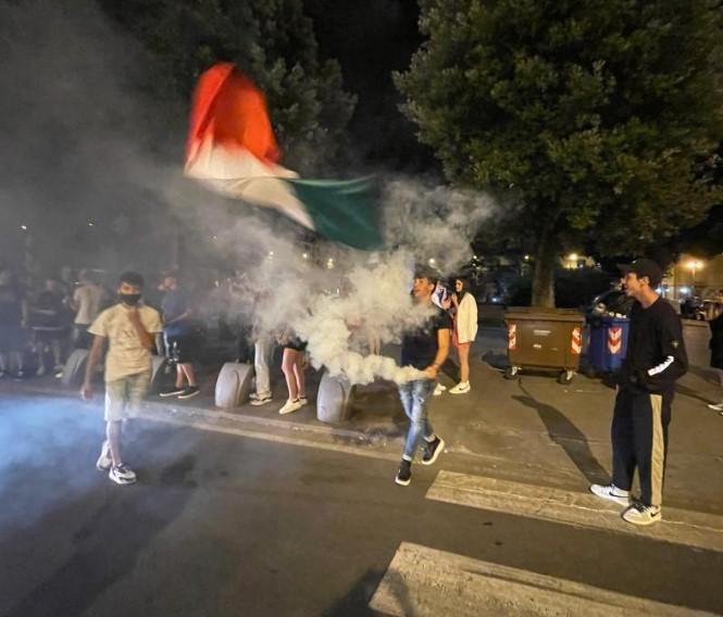 Un’esplosione Di Gioia Tra Caroselli Di Auto E Bandiere Tricolori Il ...