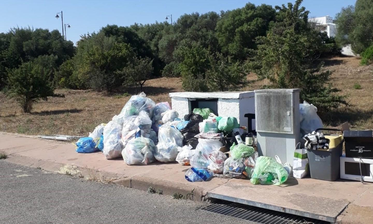 Sacchi di rifiuti abbandonati in strada