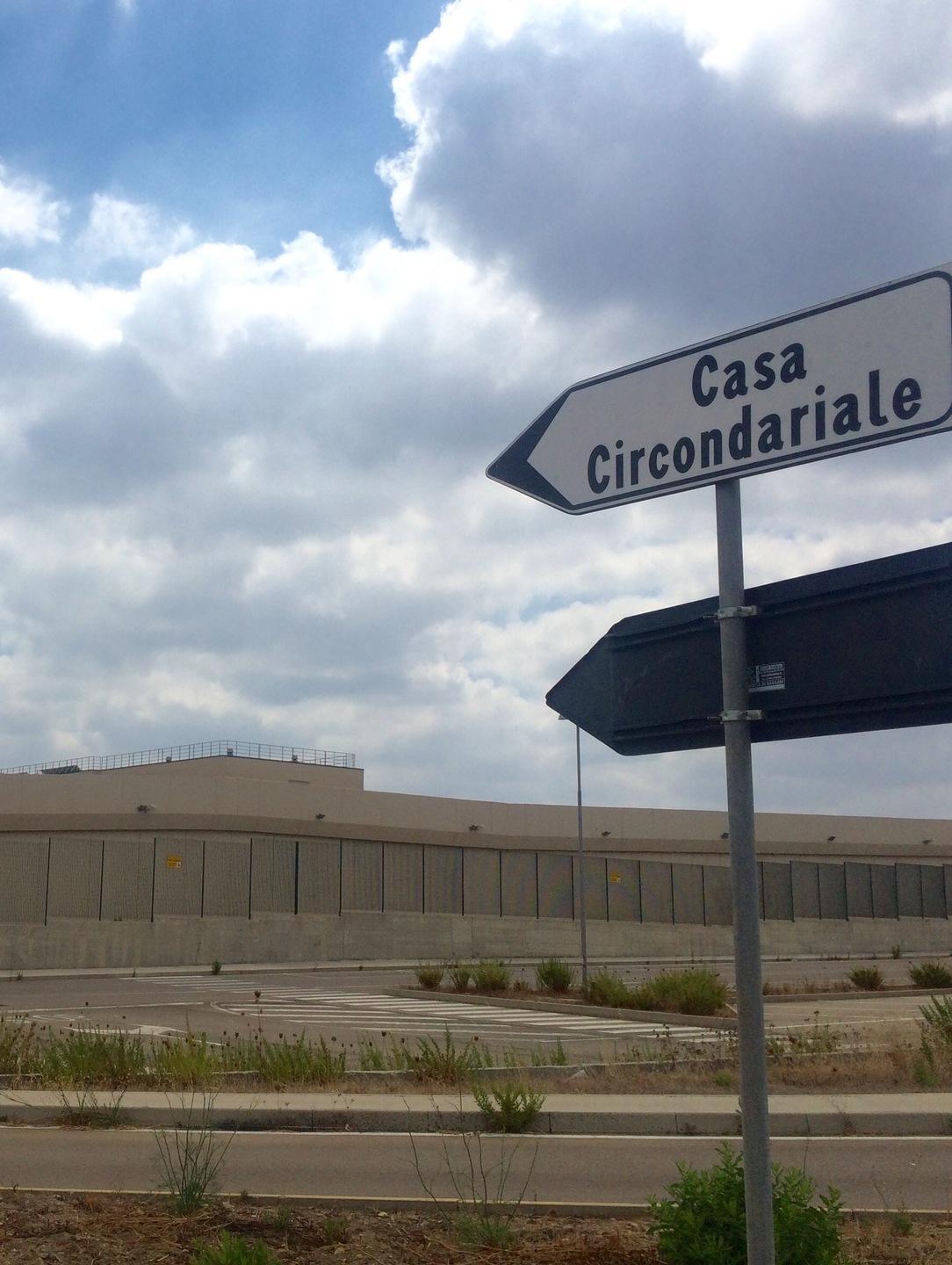 Tenta il suicidio, salvato dagli agenti 